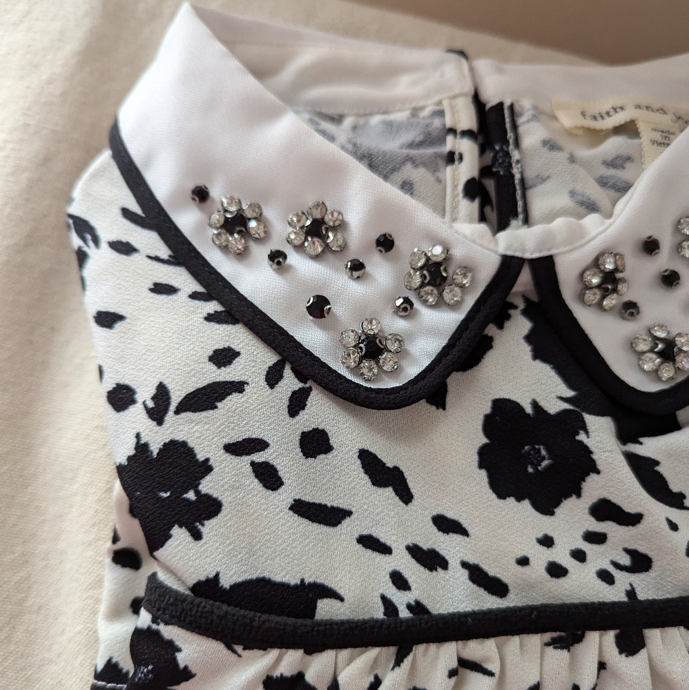 Black & white floral print blouse flowy Peter Pan collar rhinestone fun small - Picture 2 of 14